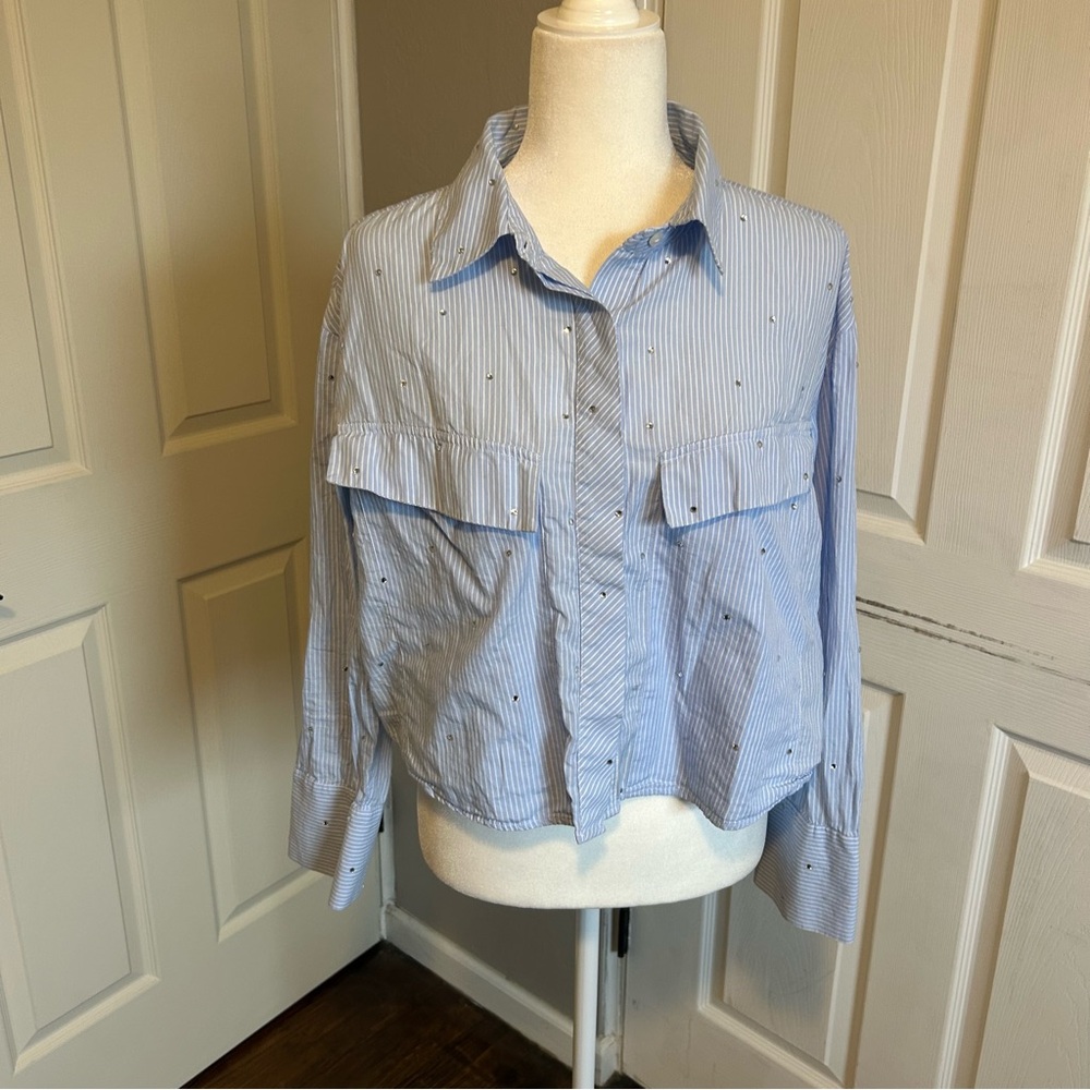 Maeve Anthropologie cropped Light Blue Button-Up Shirt with Embellishments - Picture 4 of 8